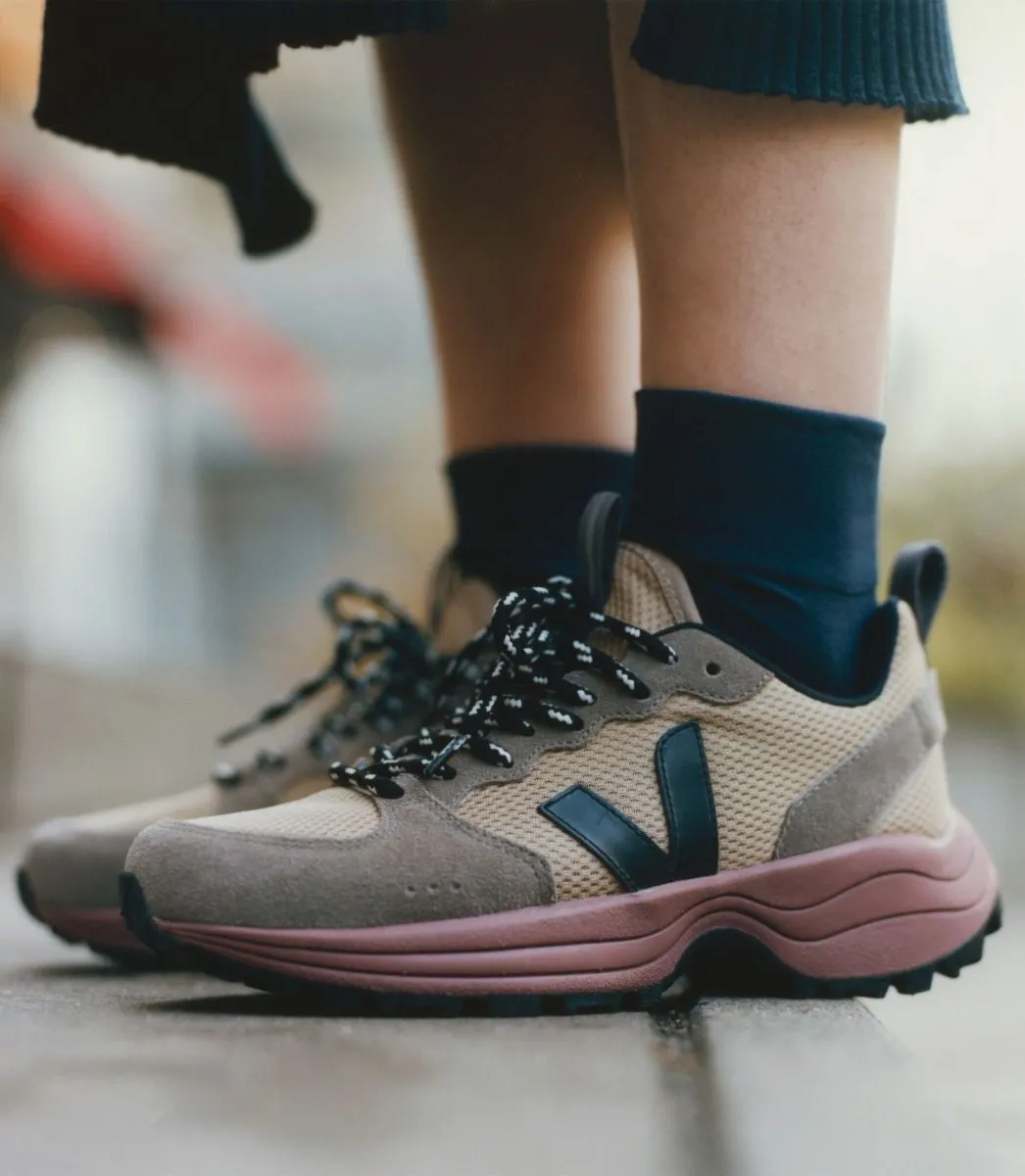 VEJA Venturi Alveomesh Dune Black